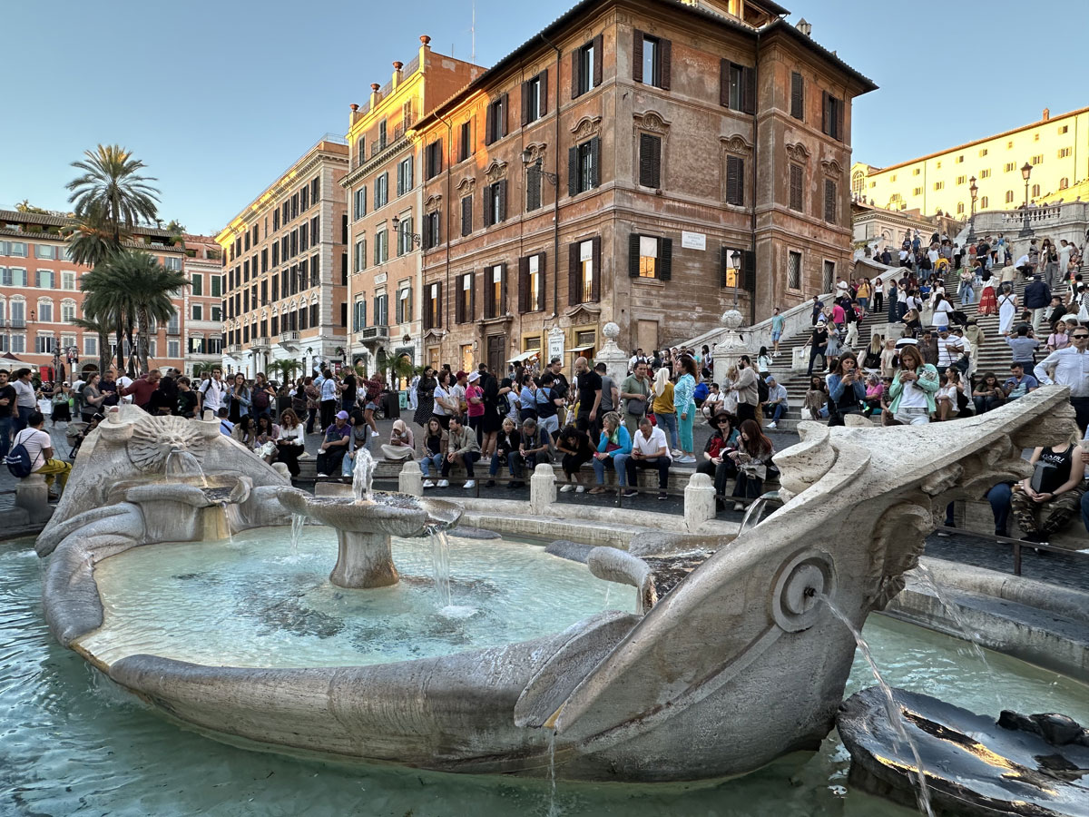 Фонтан «Баркачча» (итал. Fontana della Barcaccia) в Риме