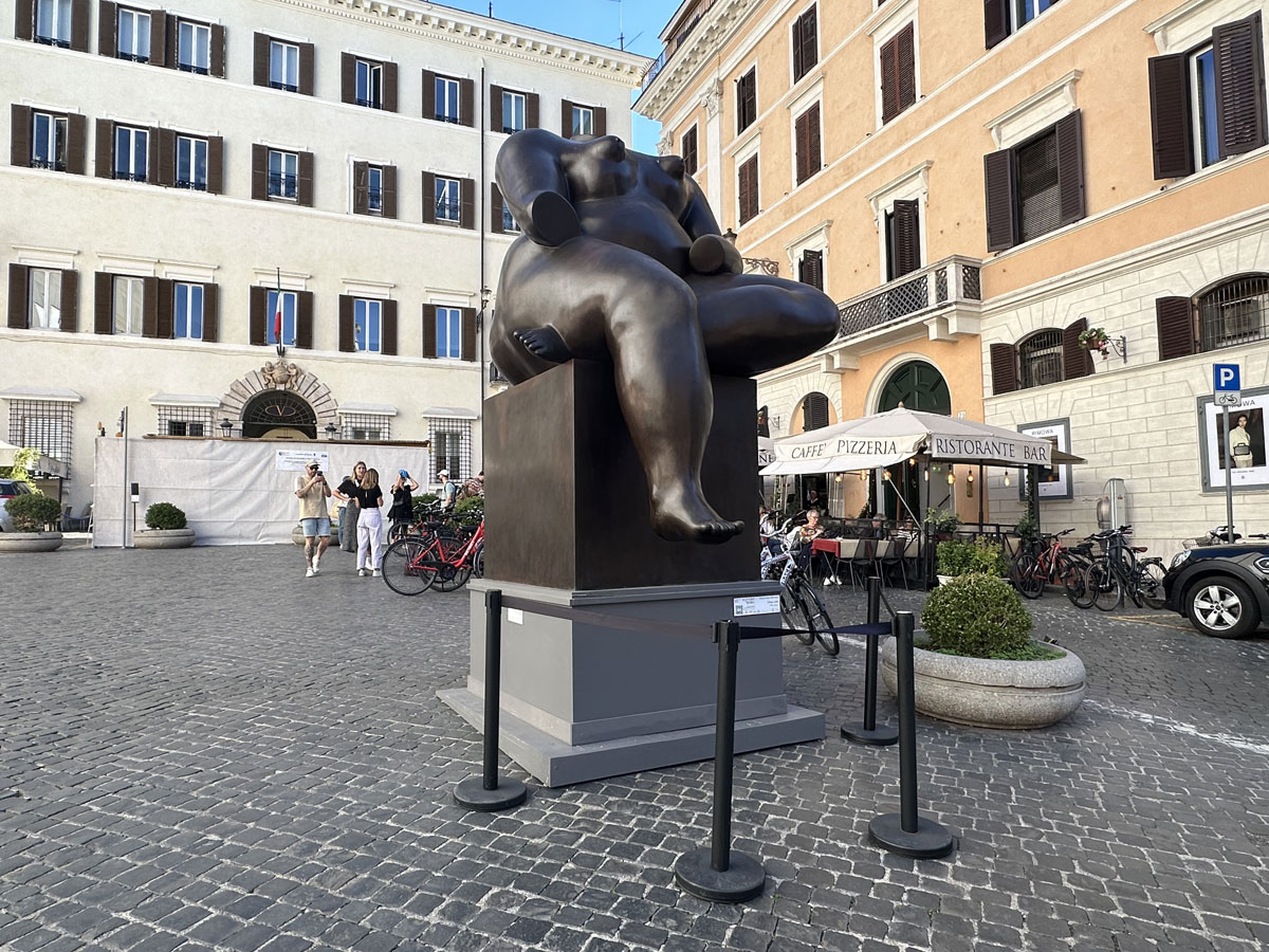 Скульптура на на Площади Миньянелли (Piazza Mignanelli). Фернандо Ботеро. Donna seduta. 1991, бронза