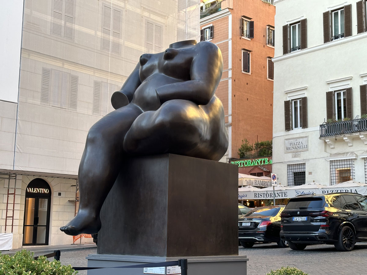 Скульптура на на Площади Миньянелли (Piazza Mignanelli). Фернандо Ботеро. Donna seduta. 1991, бронза