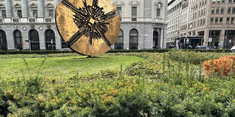 Площадь Меда и «Большой диск» Арнальдо Помодоро в Милане