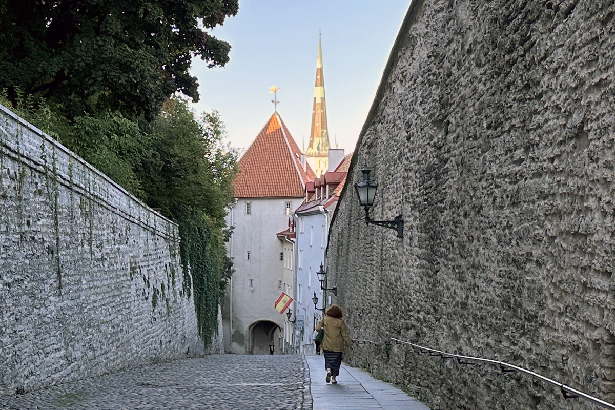 Надвратная башня Пикк-Ялг в Таллине