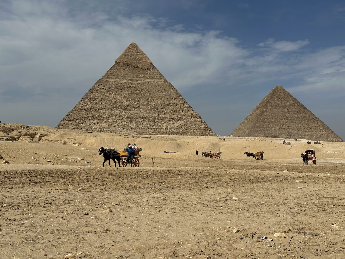 Пирамида Хефрена (слева) и Пирамида Хеопса (справа)