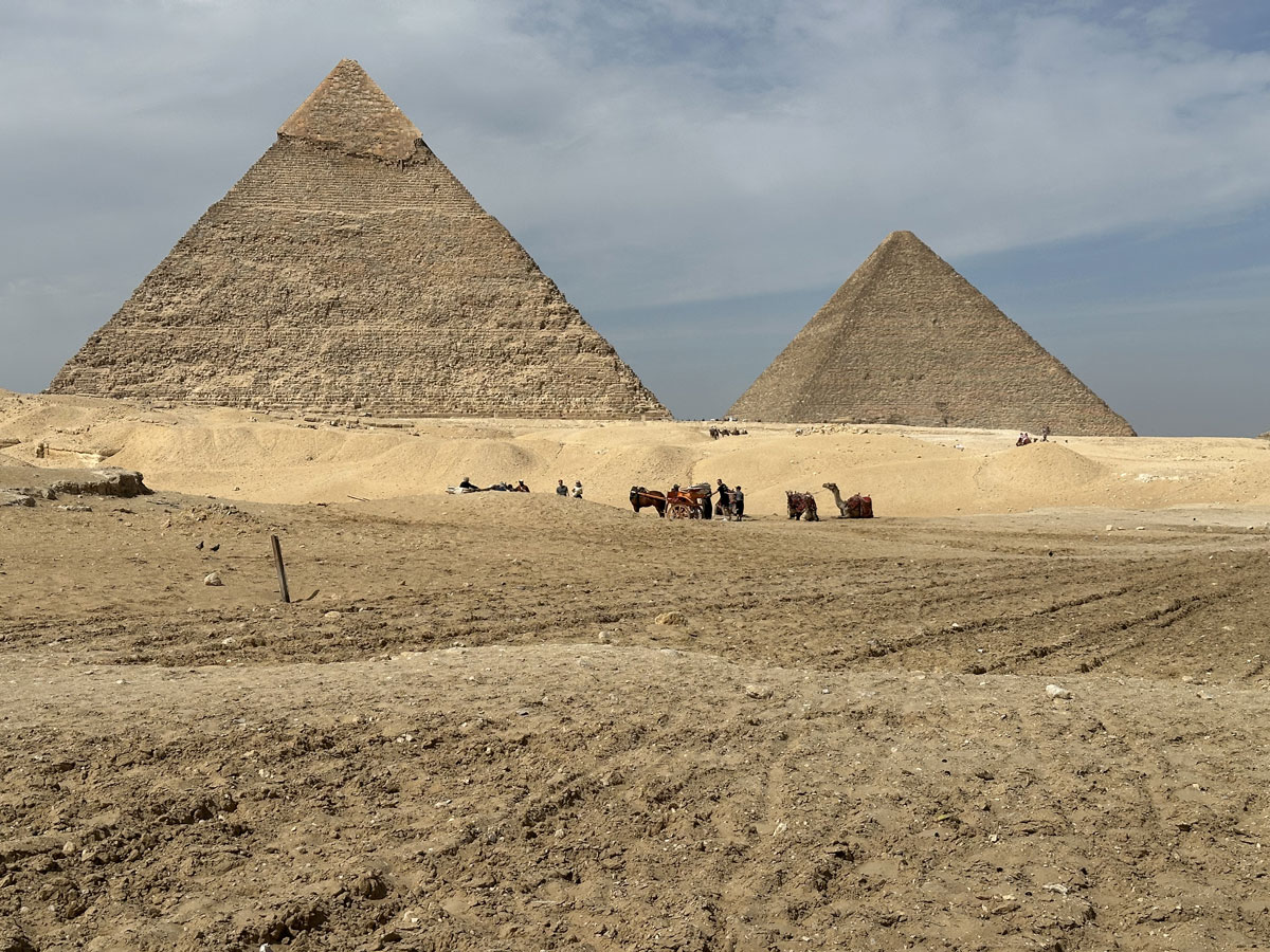 Пирамида Хефрена (слева) и Пирамида Хеопса (справа)