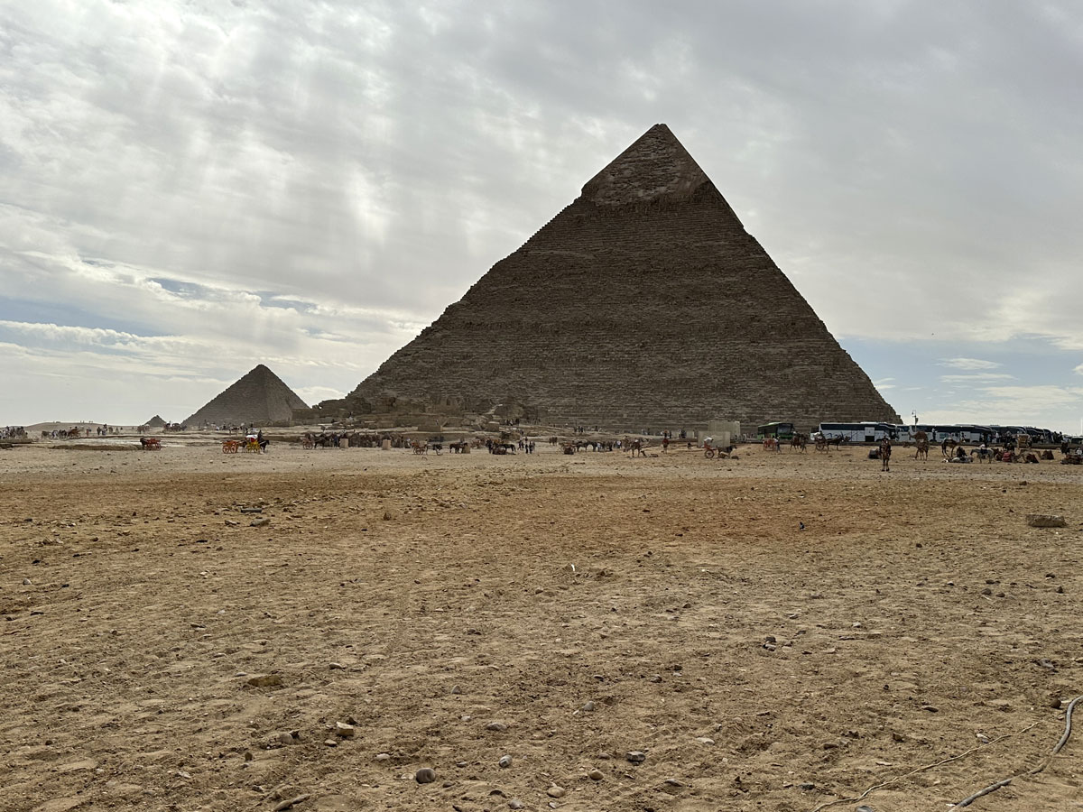 Пирамида Хефрена (в центре) и Пирамида Микерина (слева)