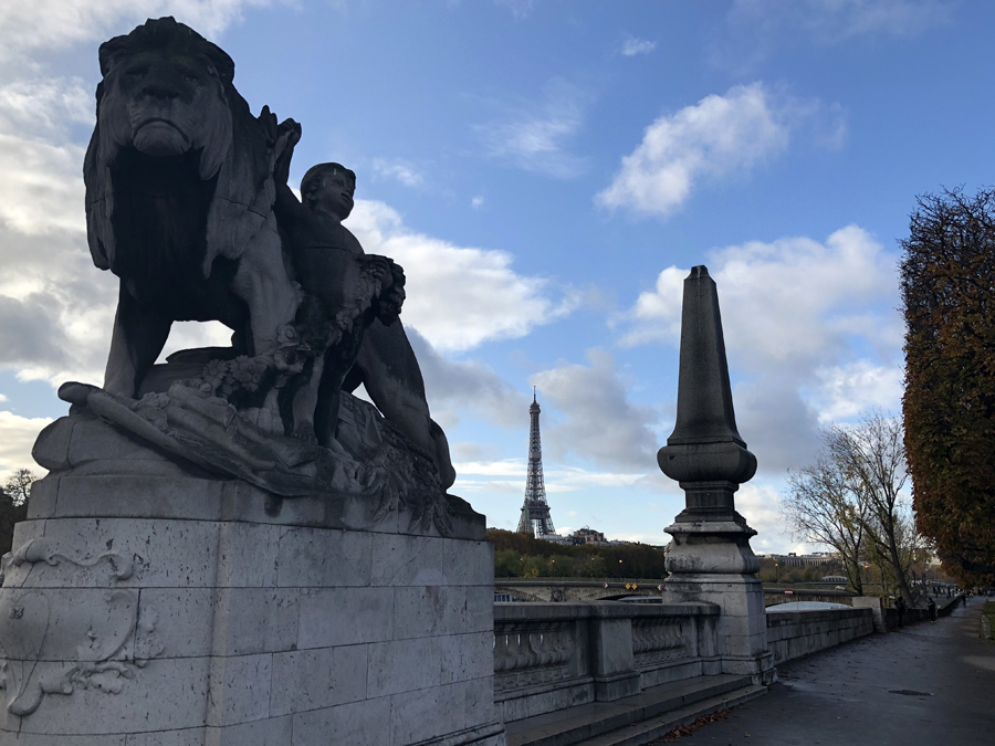 Скульптура льва у моста Александра III в Париже
