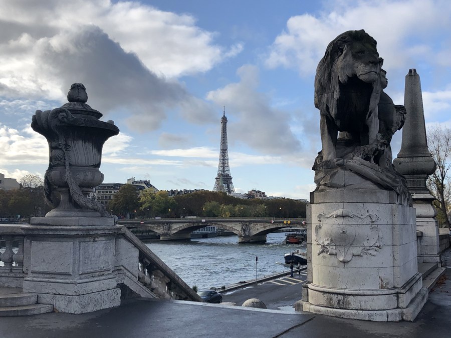 Скульптура льва у моста Александра III в Париже