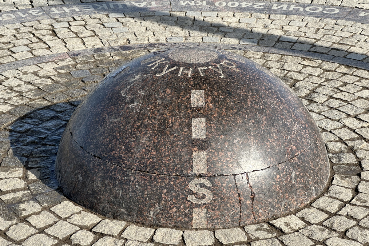 Скульптура «Пуп Земли» в Кунгуре