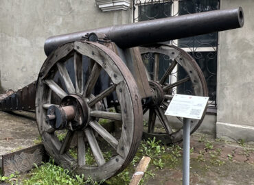 Пушки у здания Арсенала в Златоусте