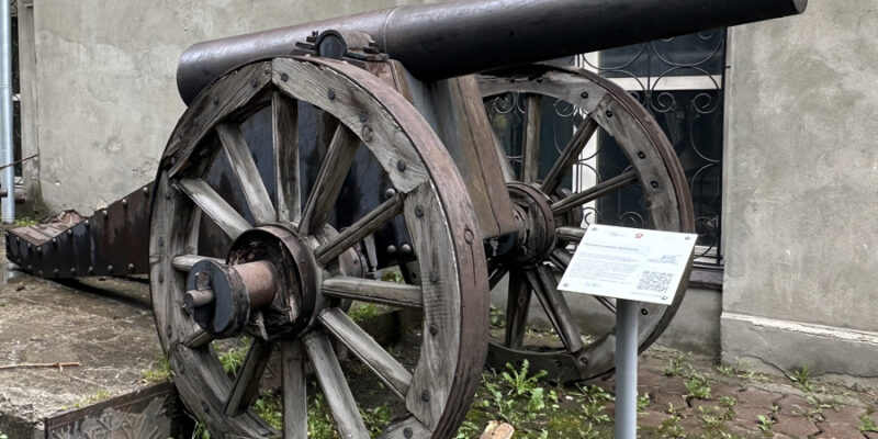 Пушки у здания Арсенала в Златоусте