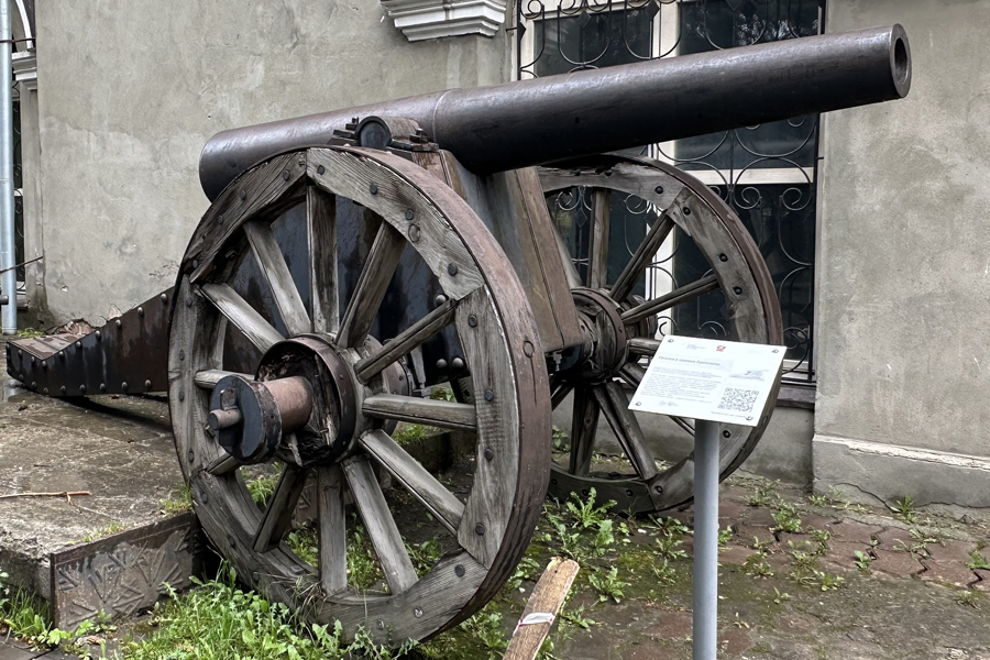 Пушки у здания Арсенала в Златоусте