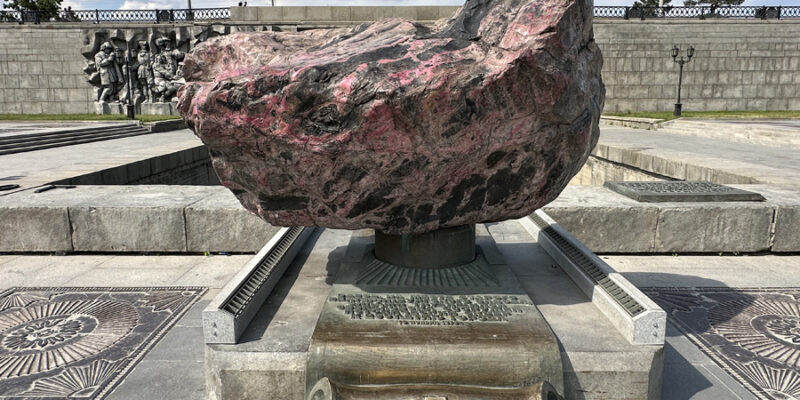 Родонит в Историческом сквере Екатеринбурга