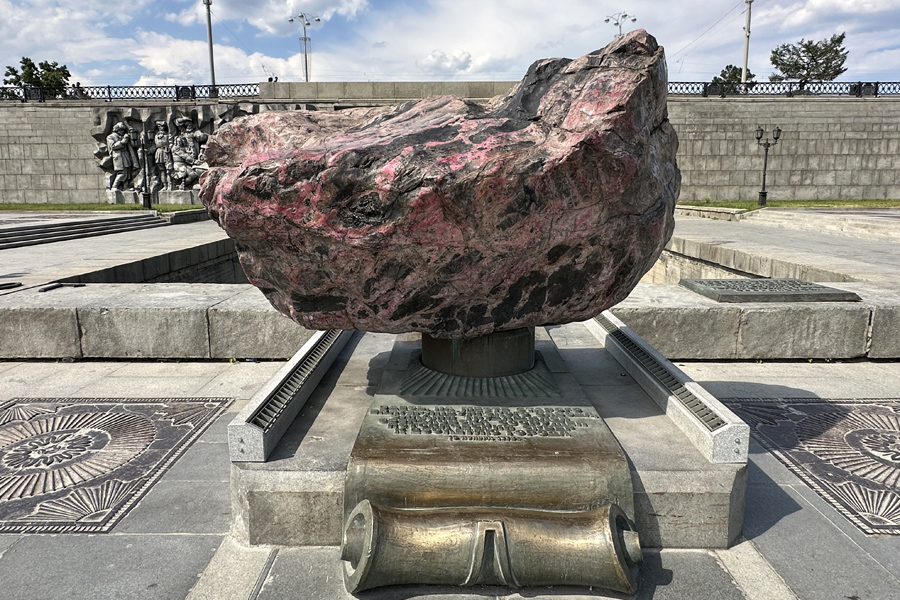 Родонит в Историческом сквере Екатеринбурга