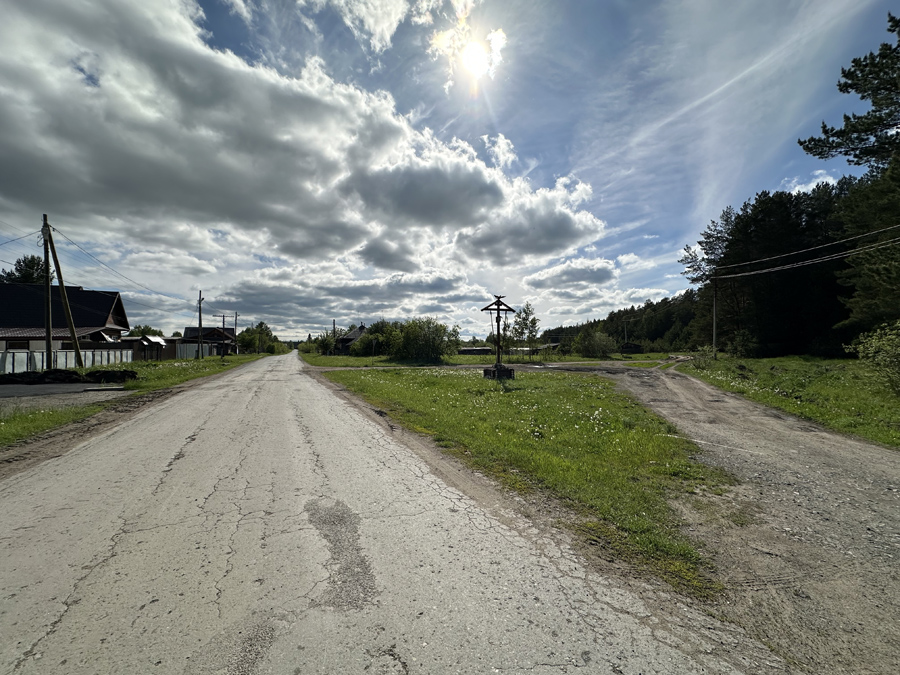 Дорога (направо) к источнику и часовне святой великомученицы Параскевы Пятницы