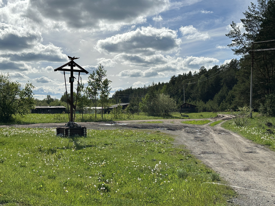 Дорога (направо) к источнику и часовне святой великомученицы Параскевы Пятницы