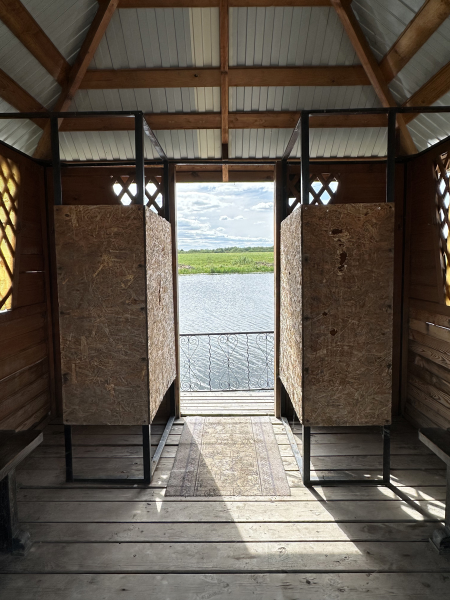 Купель и помещение для обливания святой водой