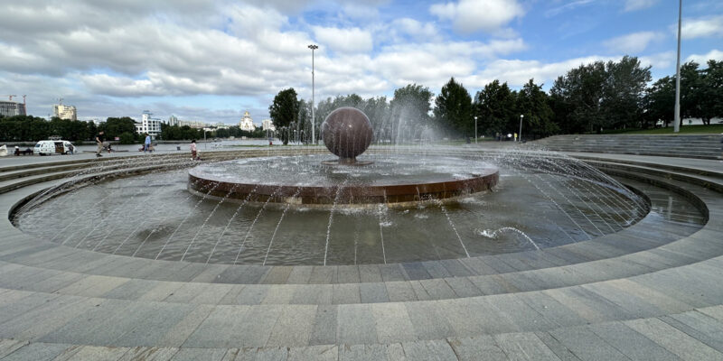 Фонтан «Шар» на Октябрьской площади в Екатеринбурге