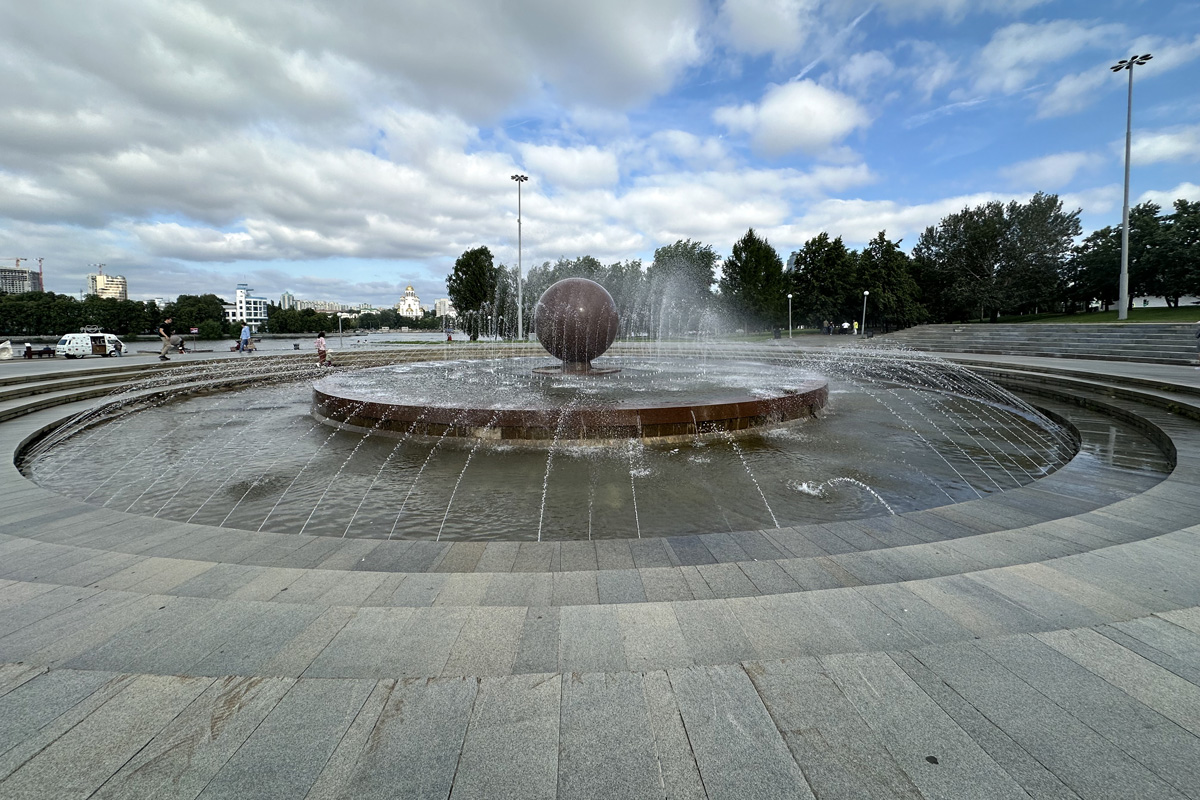 Фонтан «Шар» на Октябрьской площади в Екатеринбурге