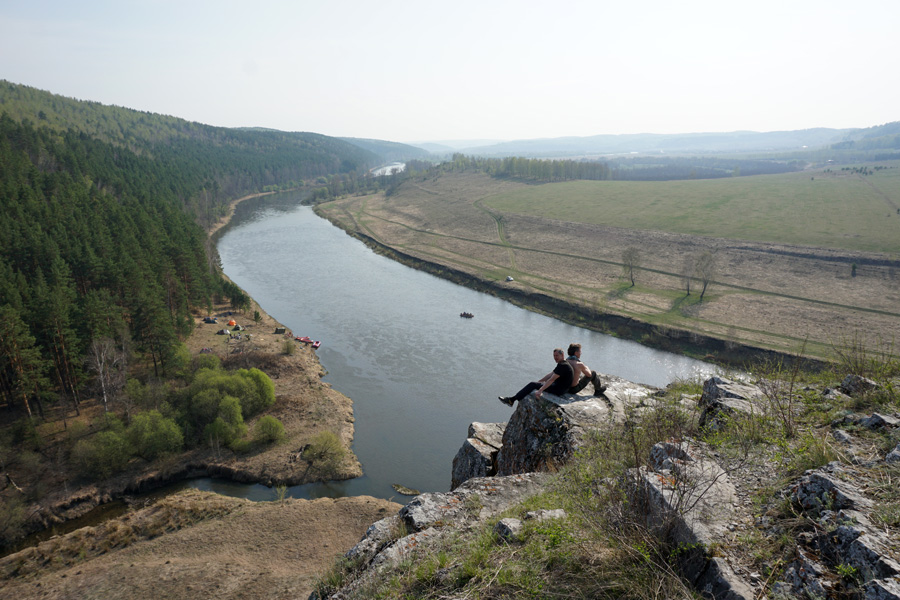 Вид со скалы Салавата на реку Юрюзань. Фото: vashehobbyrf.ru, май 2023