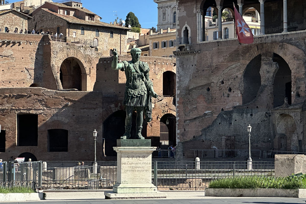 Статуя императора Траяна