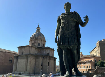 Статуя Юлия Цезаря