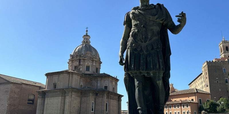 Статуя Юлия Цезаря