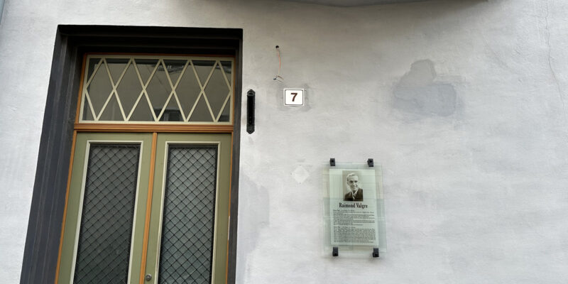 Памятная доска, посвященная эстонскому композитору Раймонду Валгре (эст. Raimond Valgre), в Таллине